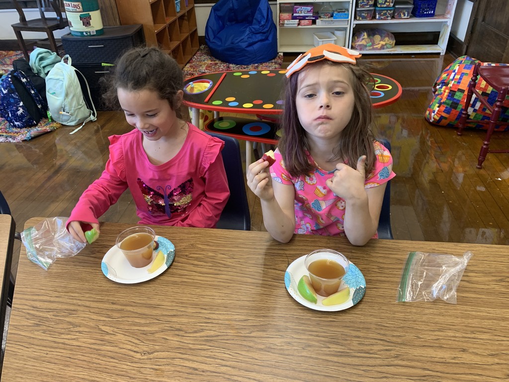 2 girls eating apple slices