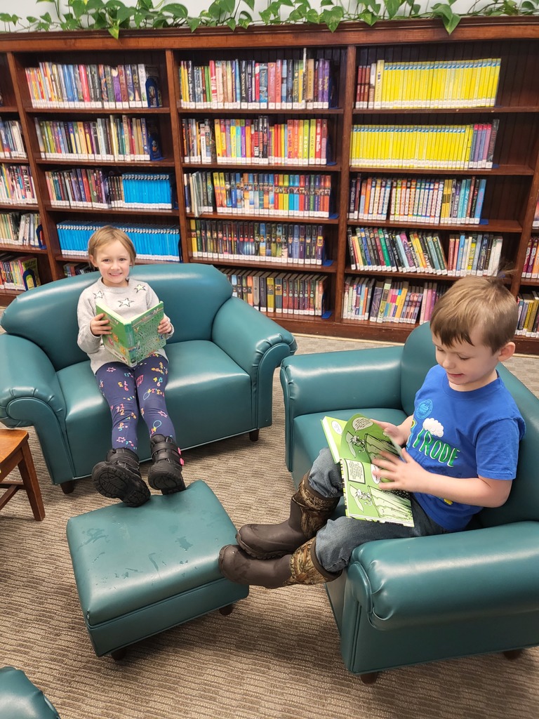 kindergarten students with books at the library
