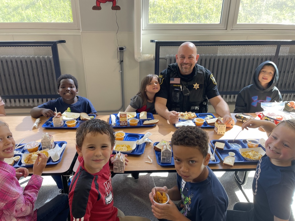 officer eating lunch with students